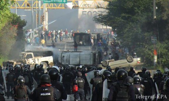 Протести в Мексиці: пікап врізався у стрій поліцейських