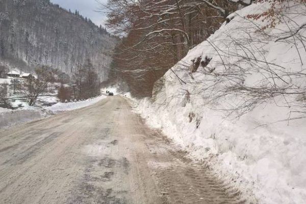 Лавина на Закарпатті перекрила дорогу
