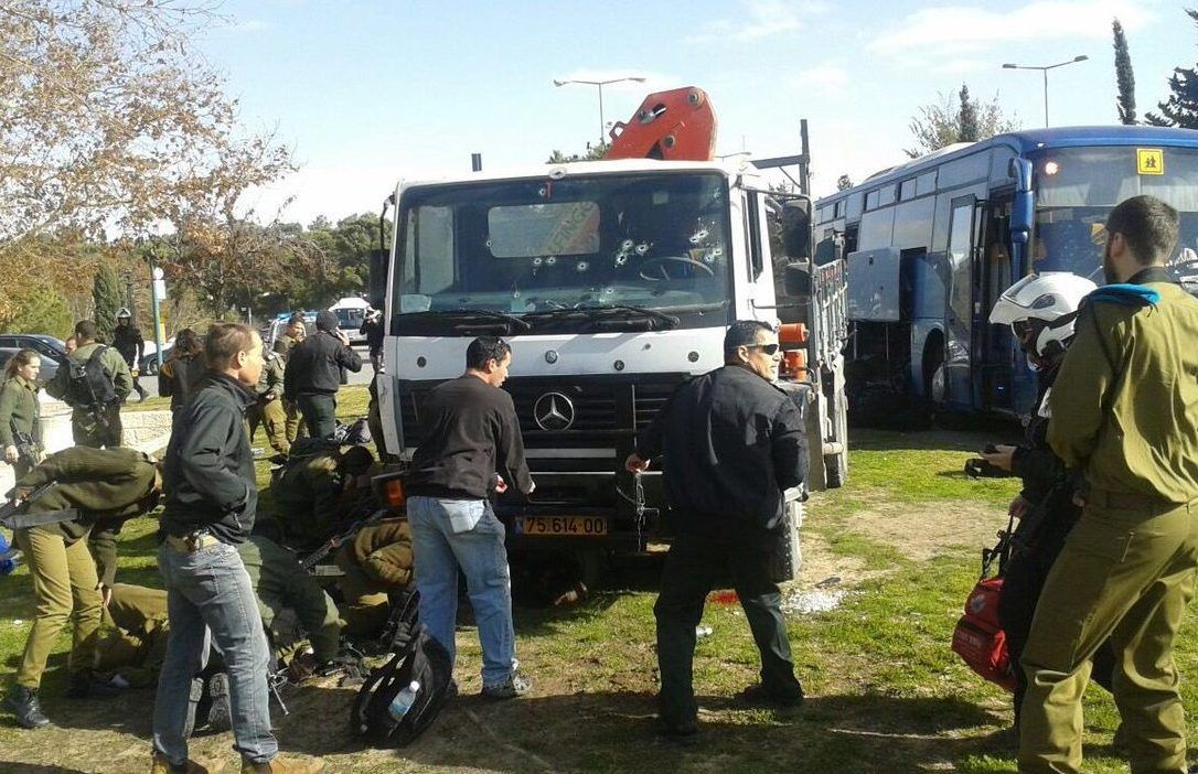 Вантажівка в Єрусалимі наїхала на натовп: водія розстріляли, є загиблі