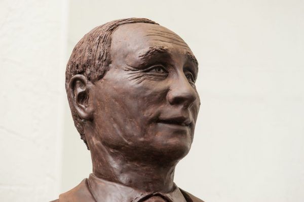 Путін створює