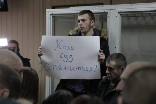 Окривавлені молодики у масках зірвали суд у справі екс-беркутівців
