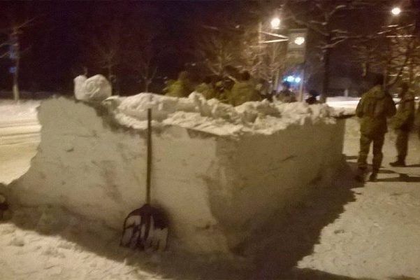 Контрактники зробили зупинку зі снігу за