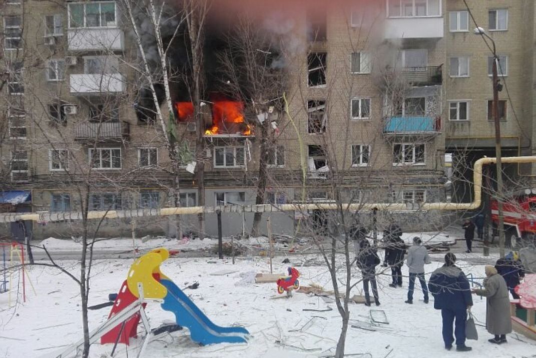 У Саратові вибухнула багатоповерхівка: з вікон валять клуби диму