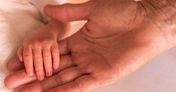 Перша людина у світі позбулася гілок на руках, щоб обійняти дочку Діти