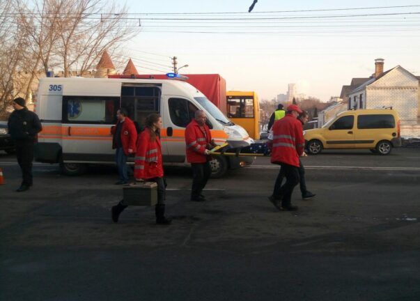 У Києві збили відразу трьох школярок на переході