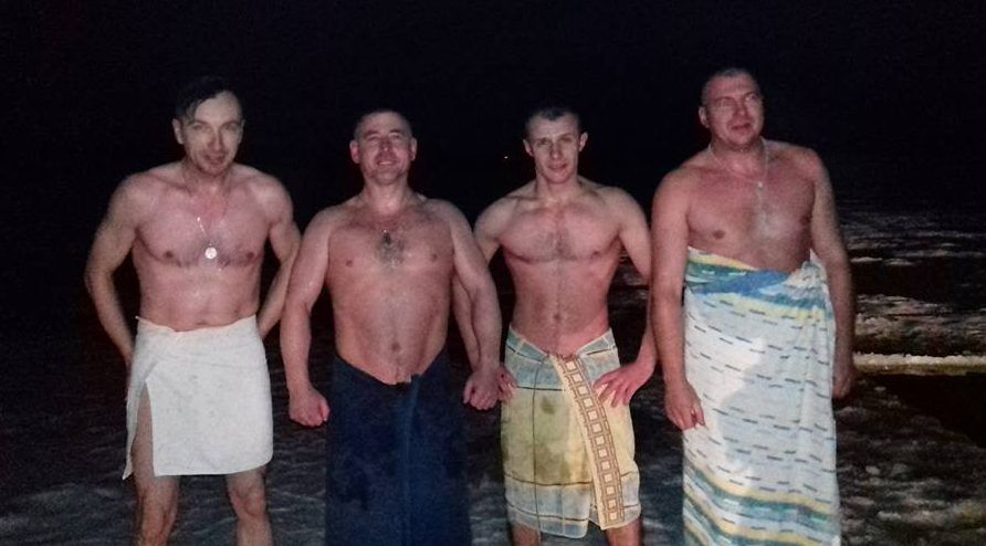 Водохреща на Донбасі: бійці АТО на передовій пірнули в ополонку