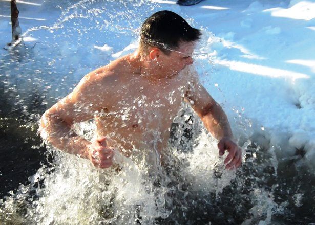 Водохреща у Києві: як кияни купаються у Дніпрі