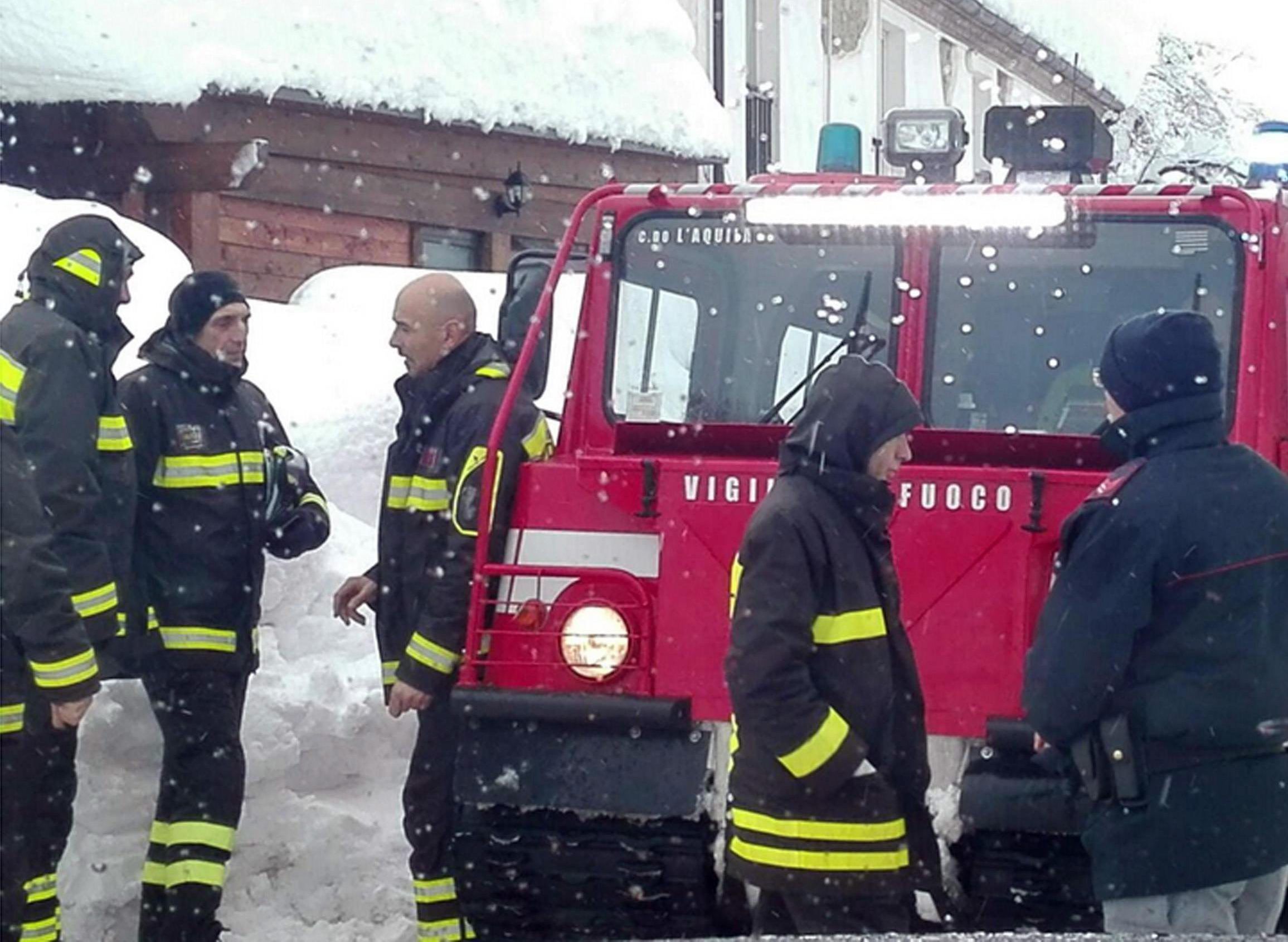 З-під лавини в Італії дістали 4 тіла, близько 30 ще під снігом