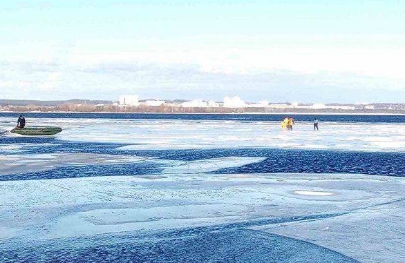 Крижина з 30 рибалками відкололася і попливла по Дніпру