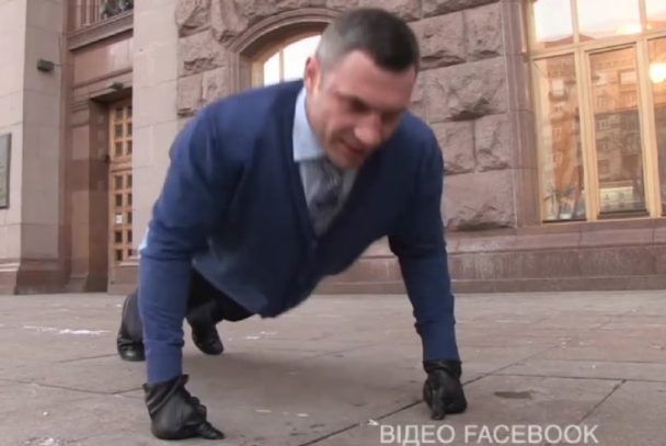 #22PushupChallenge: Кличко віджався 22 рази під вікнами мерії
