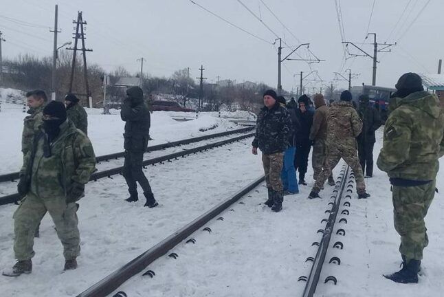 50 неизвестных в камуфляже перекрыли ж/д станцию в Бахмуте