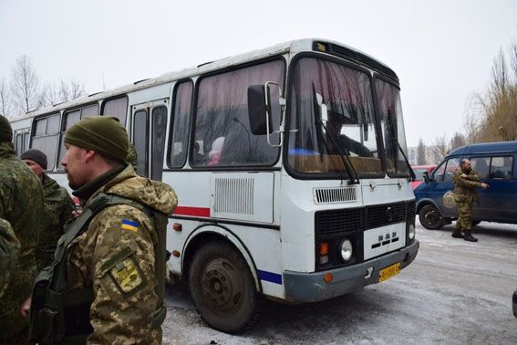 Россия ударила Градами: жертвы в Авдеевке и Новозвановке (ОНЛАЙН) Фото 1 avdiyivka-evakuatsiya-3-lyutogo2