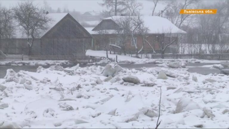 Корки з льоду зносять будинки на Львівщині
