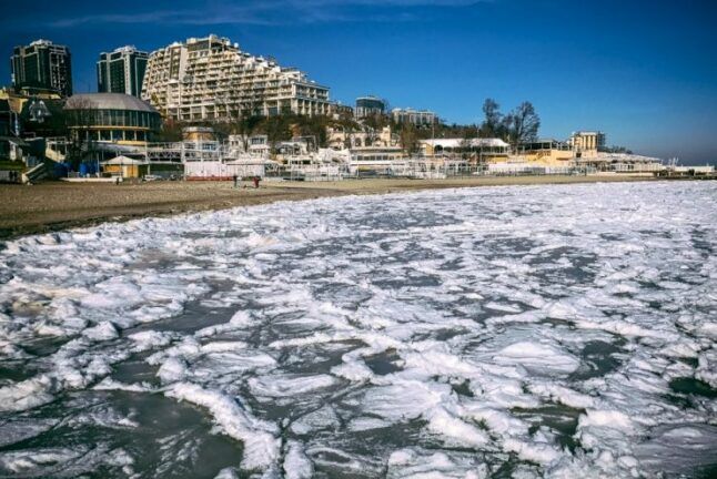 В Одессе замерзло море и каток на дорогах