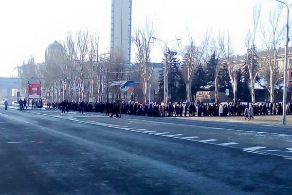 Похороны Гиви в Донецке: людей согнали со всех окрестностей