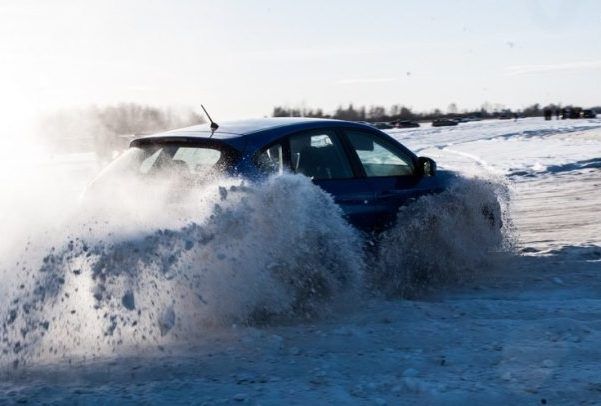 Зимний дрифт: водители показали, как держаться на скользкой дороге