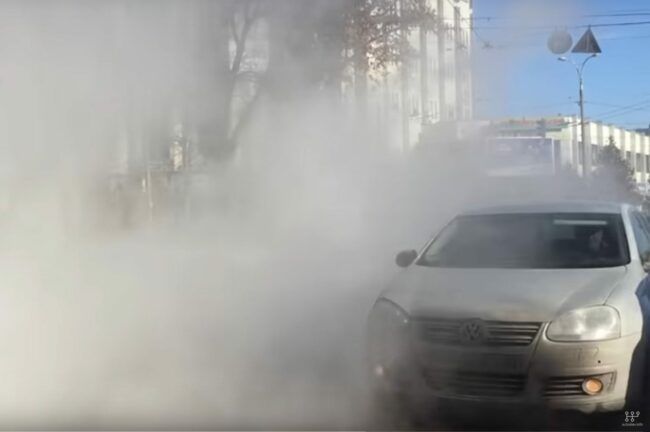 На Куреневке прорвало трубу — дорога залита кипятком