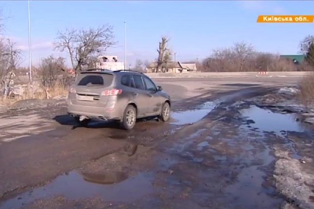 Дорога весна для водіїв. Авто у ямах гублять колеса