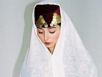 Кримські татарки в національних костюмах на сторінках Vogue