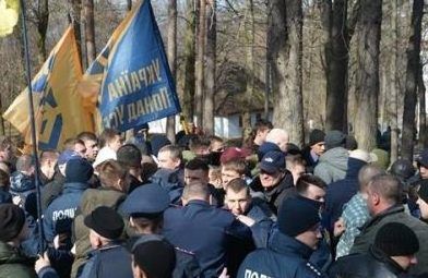 Бійка на могилі Шевченка