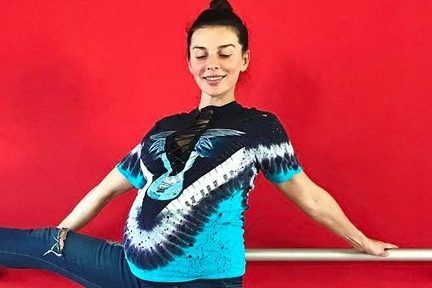 Беременная Седокова демонстрирует чудеса растяжки