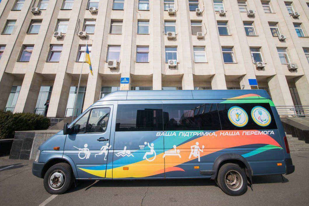 ТИС передал украинским паралимпийцам специально оборудованный автобус