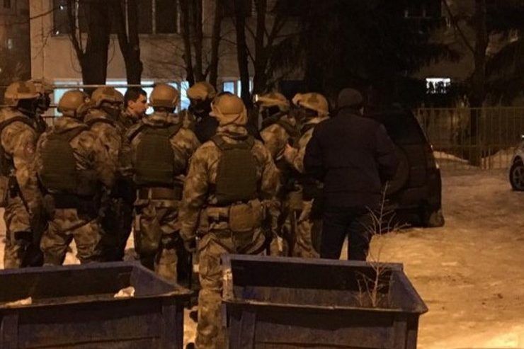 Парасюка и активистов блокады полиция задержала со стрельбой (18 )