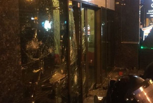 Митингующие разбили окна в Альфа-банке на Крещатике