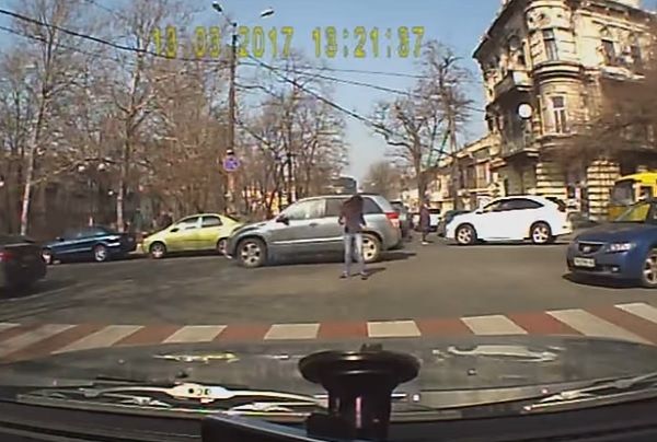 Зажигательные танцы одесситки посреди дороги