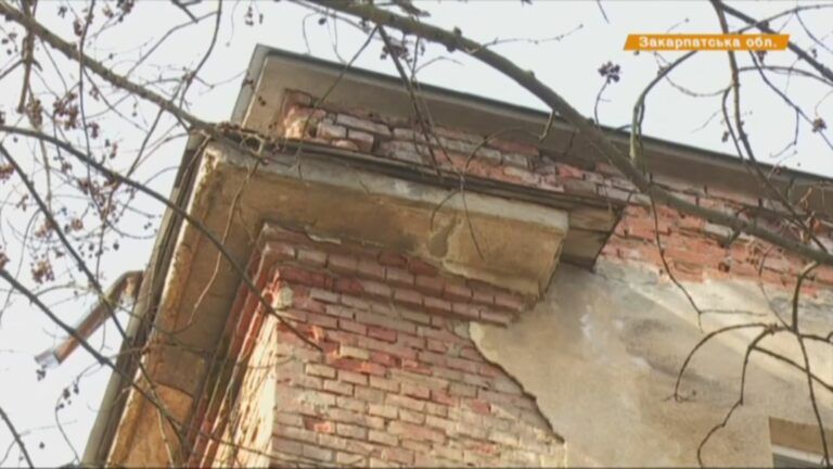 Протекает крыша и выпадает кирпич. В Мукачево многоэтажки 55 лет без ремонта