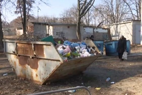 У Харкові пакети зі сміттям викидають просто з балконів