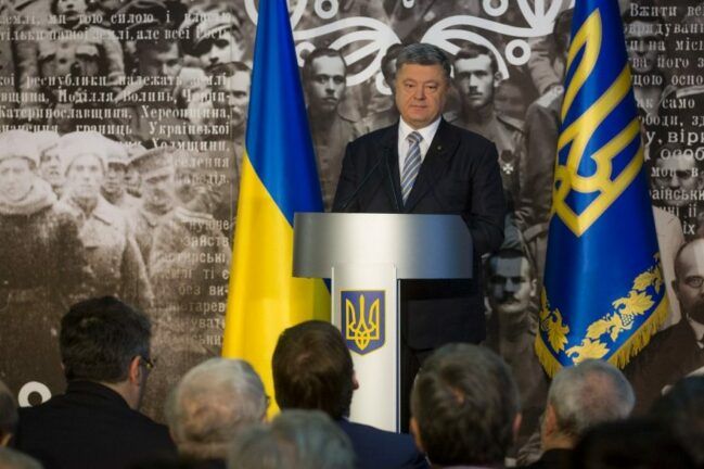 Порошенко: Железнодорожные пути следует взрывать на территории врага