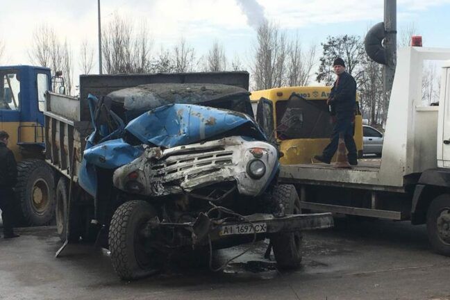 У Києві маршрутка зіткнулась із ЗІЛом, є постраждалі