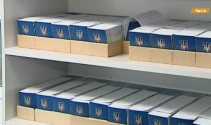 Українців з двома паспортами позбавлять громадянства