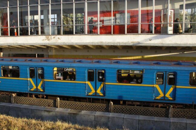 У метро Києва чоловік впав під потяг