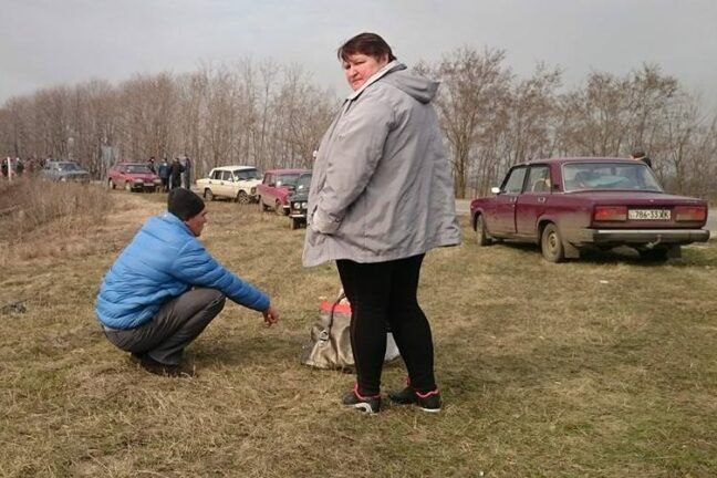 Навіть не зібрали речей. Люди тікають з Балаклії пішки та на авто