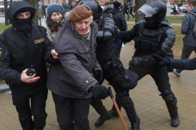 Троє ОМОНівців “пакують” дідуся з паличкою у Білорусі