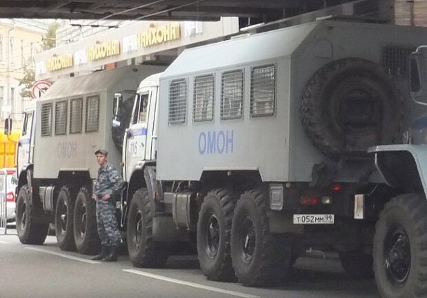Российский журналист вышел в прямой эфир из автозака полиции