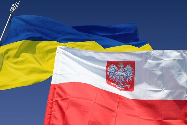 Польща закрила всі консульства в Україні