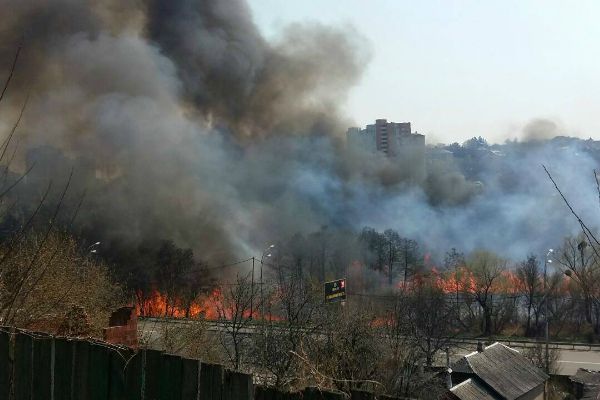 У Голосіївському районі Києва спалахнула велика пожежа