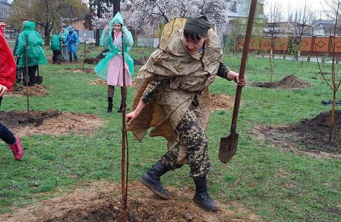 Савченко під дощем та у камуфляжі садить дерева