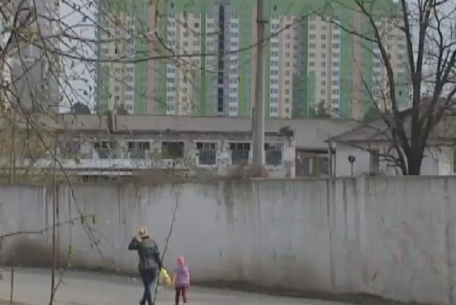 Жизнь рядом с СИЗО. Дети через пропускной пункт ходят в школу