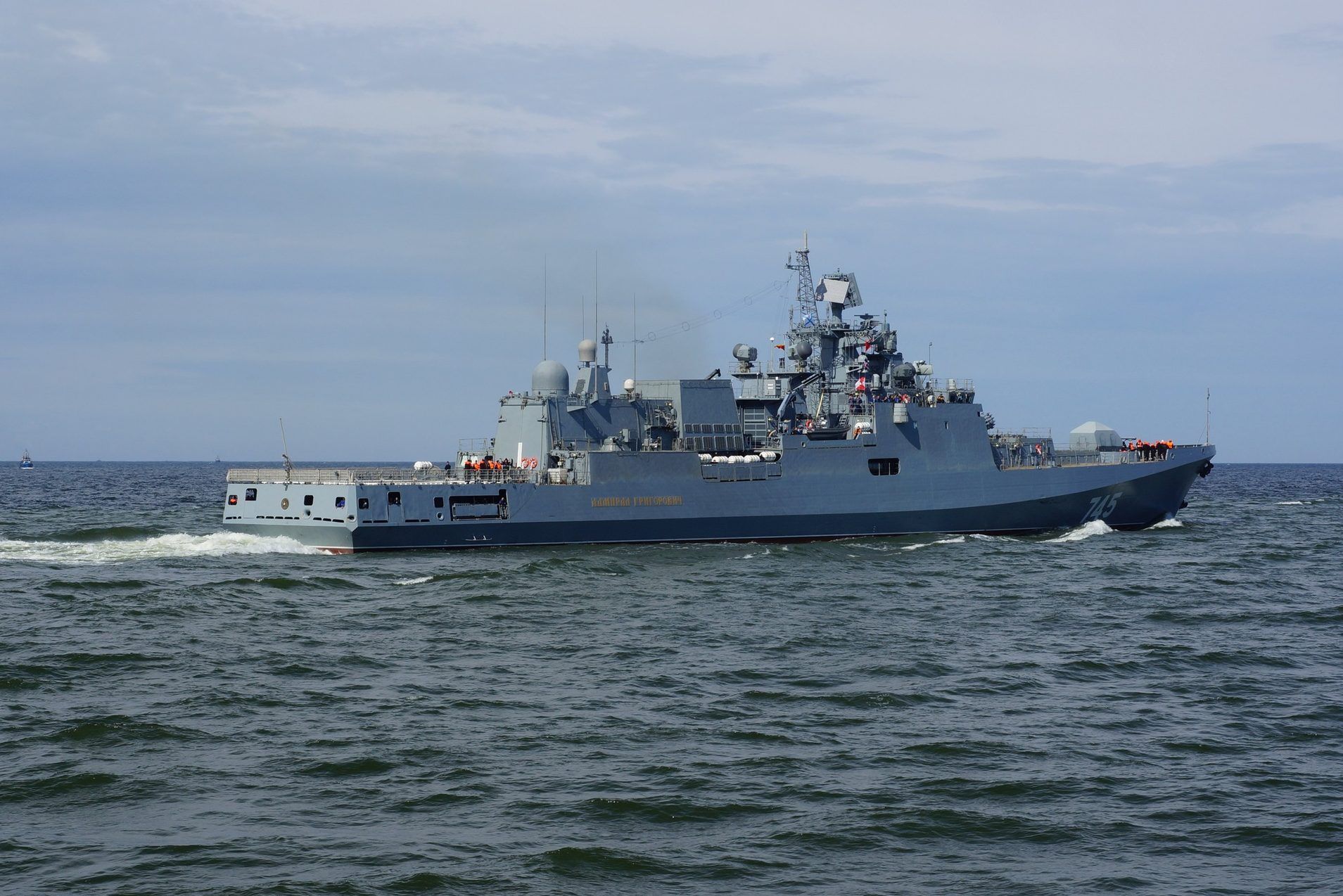 Військовий корабель Росії пливе до есмінців США, які атакували Сирію