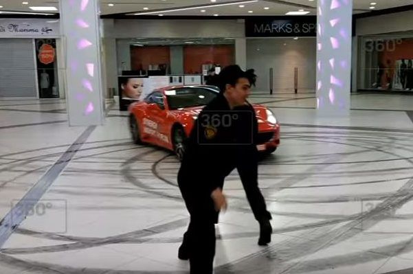Экс-мэр Архангельска устроил гонки на Ferrari в ТЦ Москвы