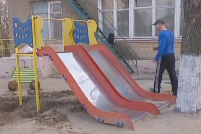 Детская горка со спуском в дерево в харьковском детском саду