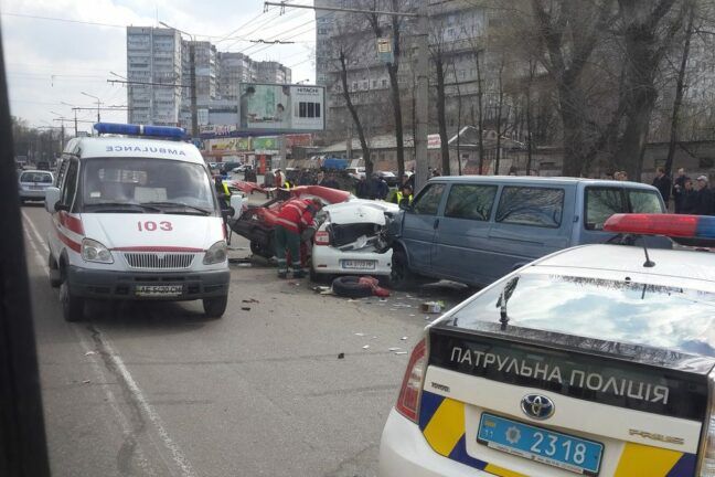 Жуткое ДТП в Днепропетровске: столкнулись 3 авто