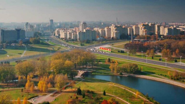 Щоденні рейди та штрафи. Чому в Білорусі ідеально чисті вулиці