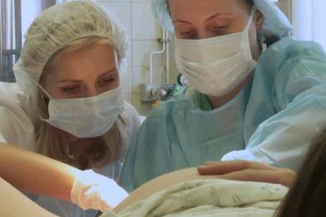 Роды на дому в Кременчуге – мужчина не подпустил врачей к жене