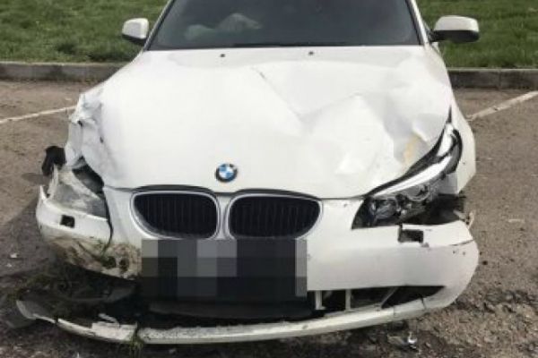 В Одесі BMW протаранив Жигулі та збив співробітницю дорожньої служби