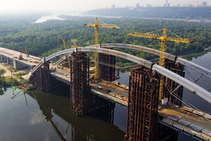 У Києві школяр впав з Подільського мосту